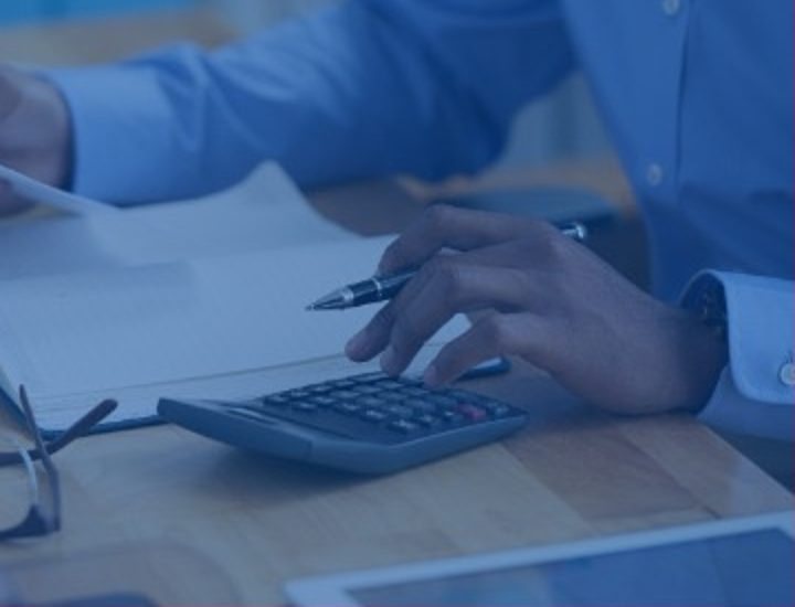 Consultant analysant des documents financiers avec une calculatrice